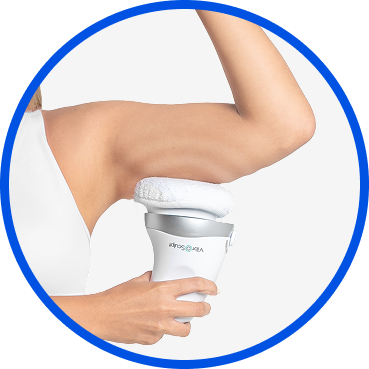 Mujer utilizando Vibro Sculpt en los brazos para tonificar y reducir flacidez.