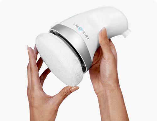 Aplicación de aceite de vitamina C Vibro Sculpt en el abdomen, paso 1 del tratamiento corporal