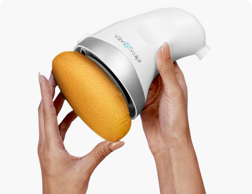Aplicación de aceite de vitamina C Vibro Sculpt en el abdomen, paso 1 del tratamiento corporal