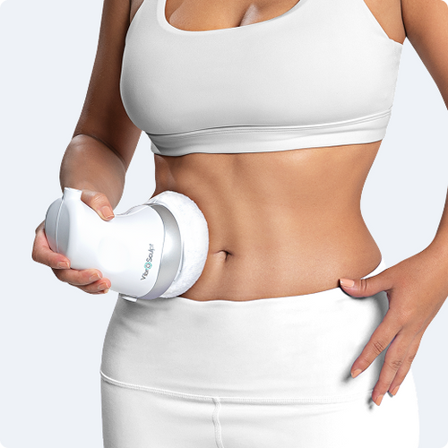 Mujer aplicando Vibro Sculpt en el abdomen para masaje reafirmante y reducción de grasa